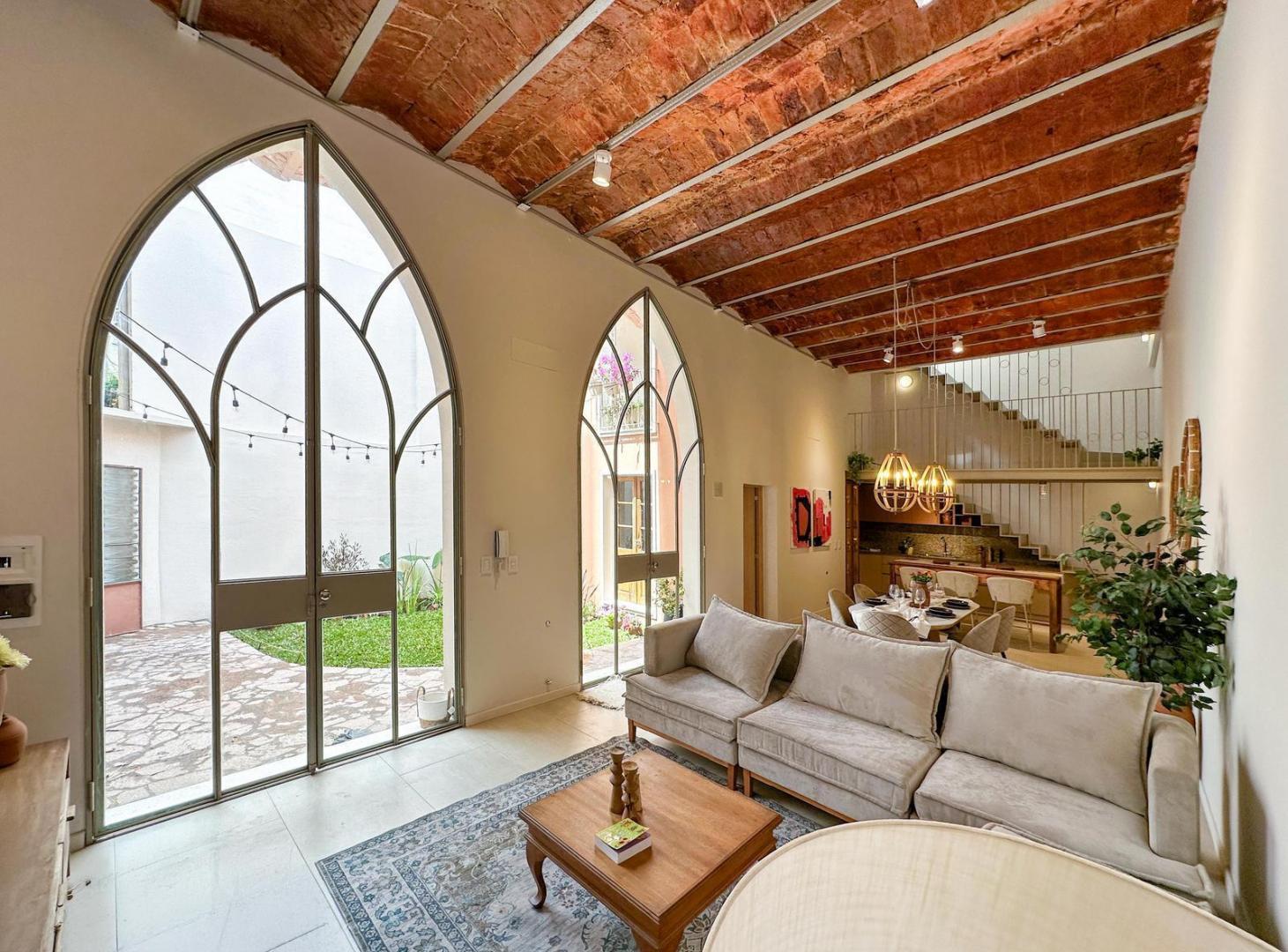 Foto de Casa de pasillo de 3 dormitorios con jardín y pileta en zona río, imagen 1