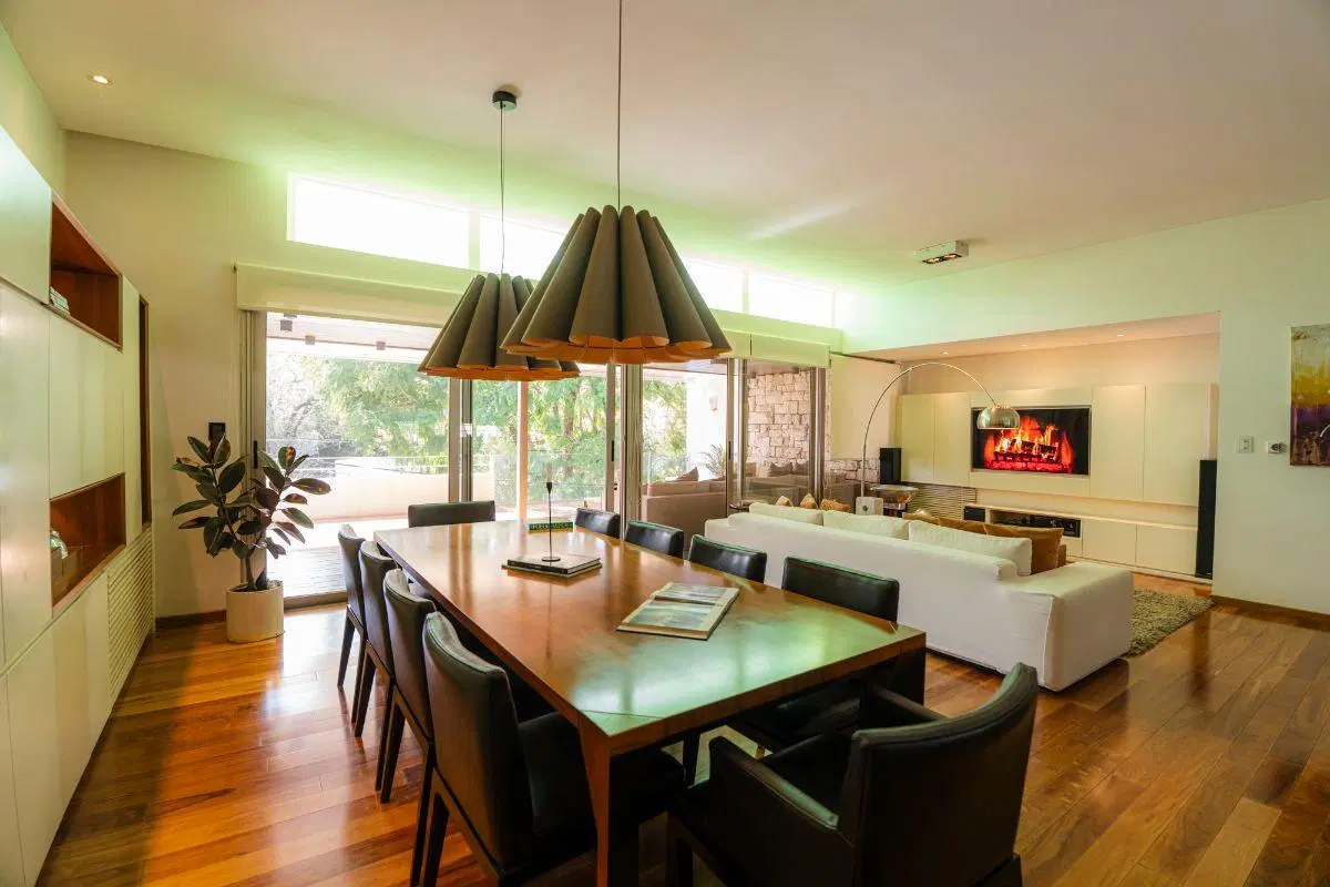 CASA DE DISEÑO DE 3 DORMITORIOS CON PILETA, PARRILLERO Y COCHERA EN VENTA 2