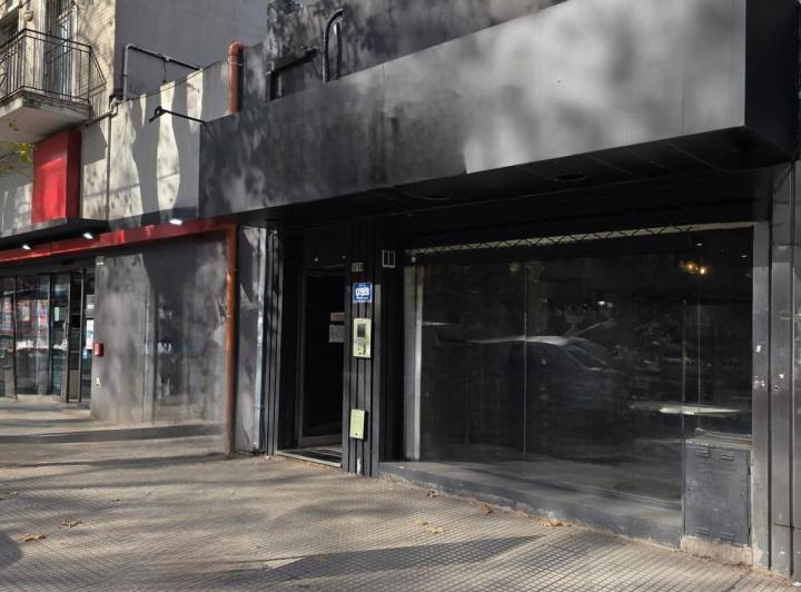 Venta local comercial sobre Av. Riestra en Villa Lugano