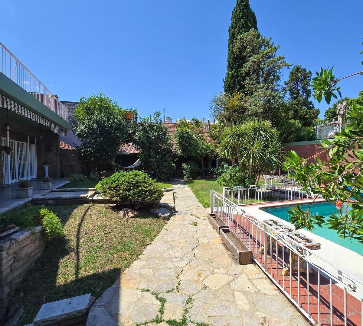 Foto de Venta Chalet de 4 Ambientes con Jardín, Piscina, Quincho y Playroom en, imagen 2
