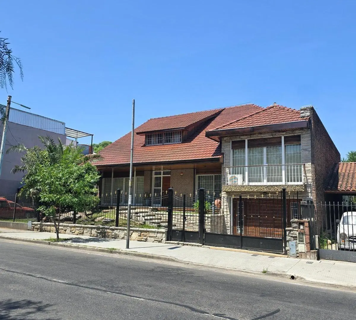 Venta Chalet de 4 Ambientes con Jardín, Piscina, Quincho y Playroom en Versalles – Apto Crédito 2