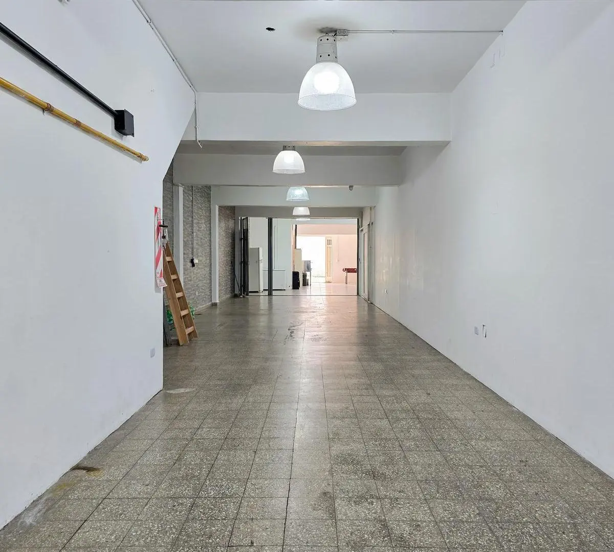 Venta inmueble comercial con local, garaje y 3 departamentos sobre Chilavert en Villa Lugano 5