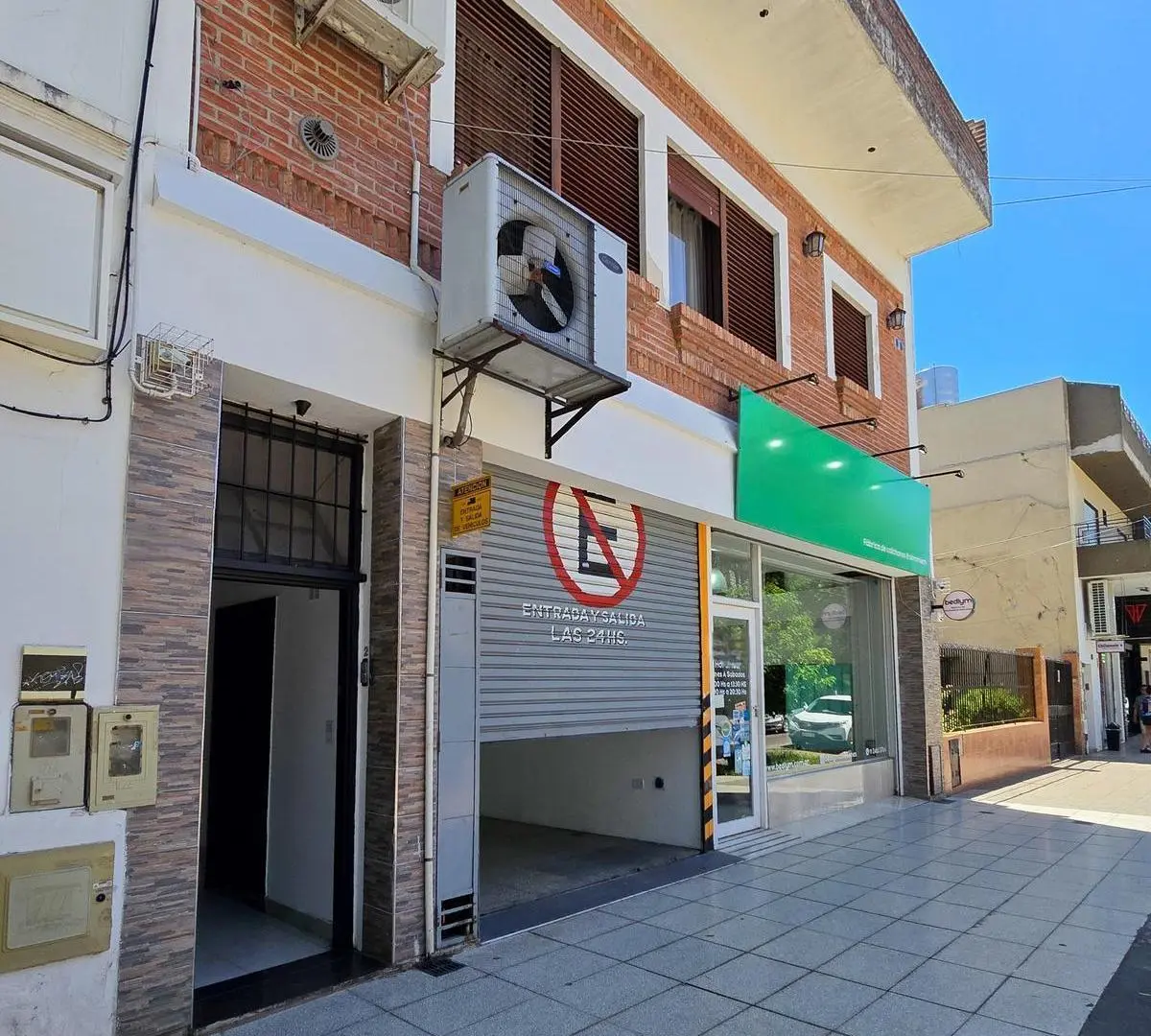 Venta inmueble comercial con local, garaje y 3 departamentos sobre Chilavert en Villa Lugano 3
