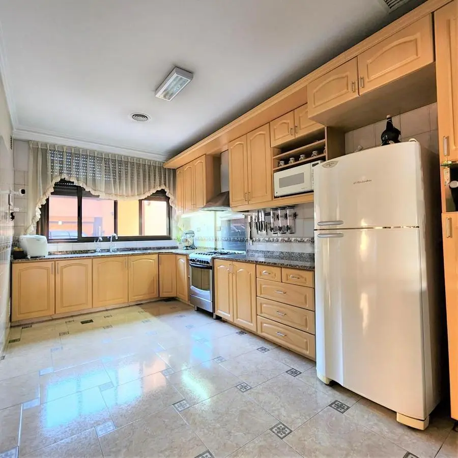 Venta casa 6 ambientes en 3 plantas con jardín, quincho, terraza y cochera en Villa Lugano 4