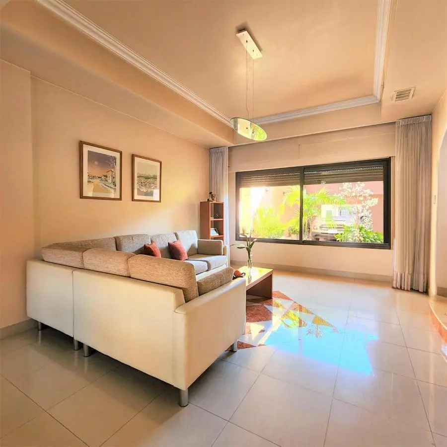 Venta casa 6 ambientes en 3 plantas con jardín, quincho, terraza y cochera en Villa Lugano 5