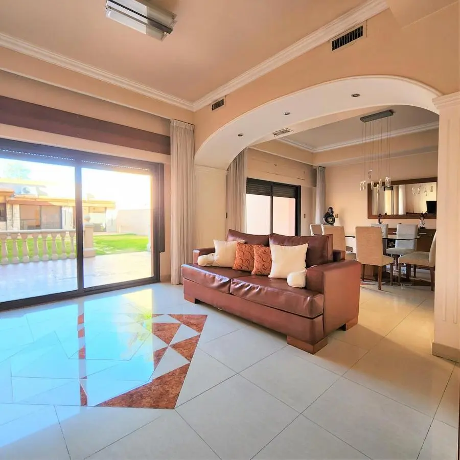 Venta casa 6 ambientes en 3 plantas con jardín, quincho, terraza y cochera en Villa Lugano 2