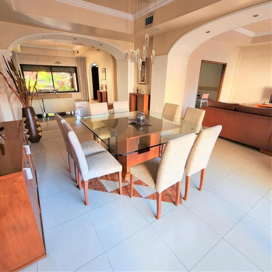 Venta casa 6 ambientes en 3 plantas con jardín, quincho, terraza y cochera en Villa Lugano 3