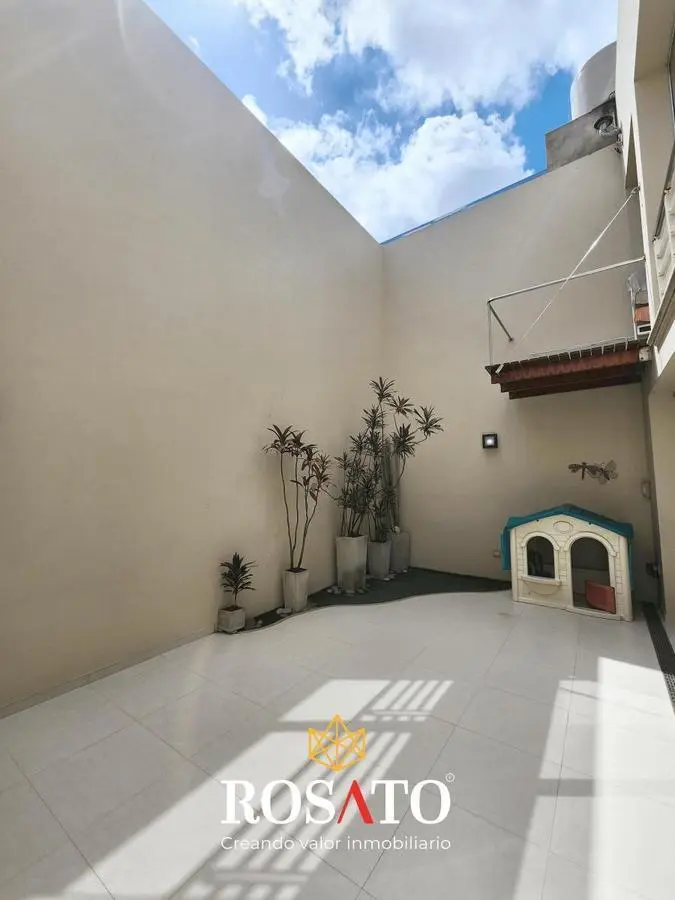 Venta casa 4 ambientes en dos plantas con suite, patio, parrilla y cochera en Villa Lugano 3