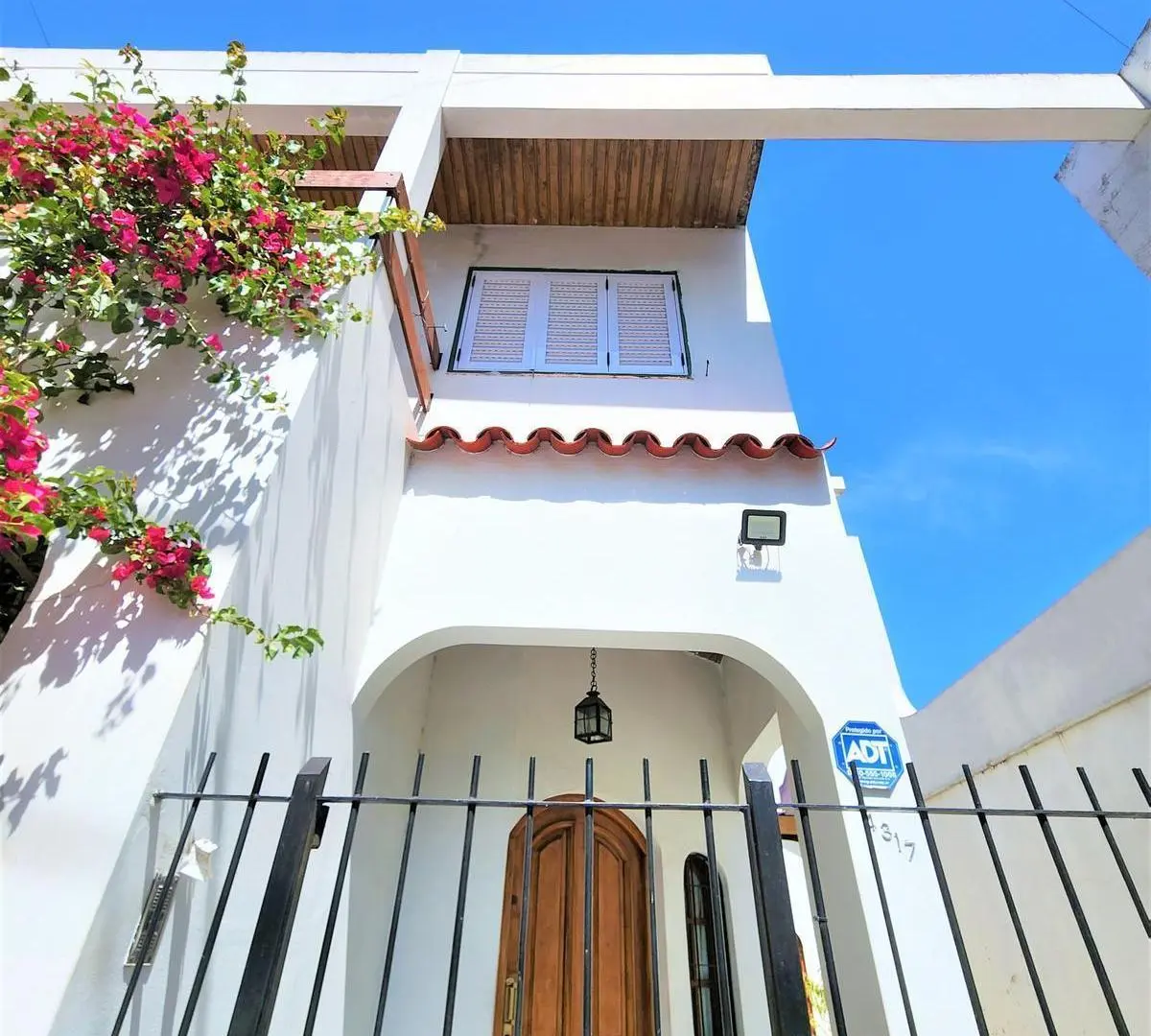 Venta casa 4 ambientes desarrollada en 2 plantas con escritorio, terraza y parrilla en Villa Lugano 2