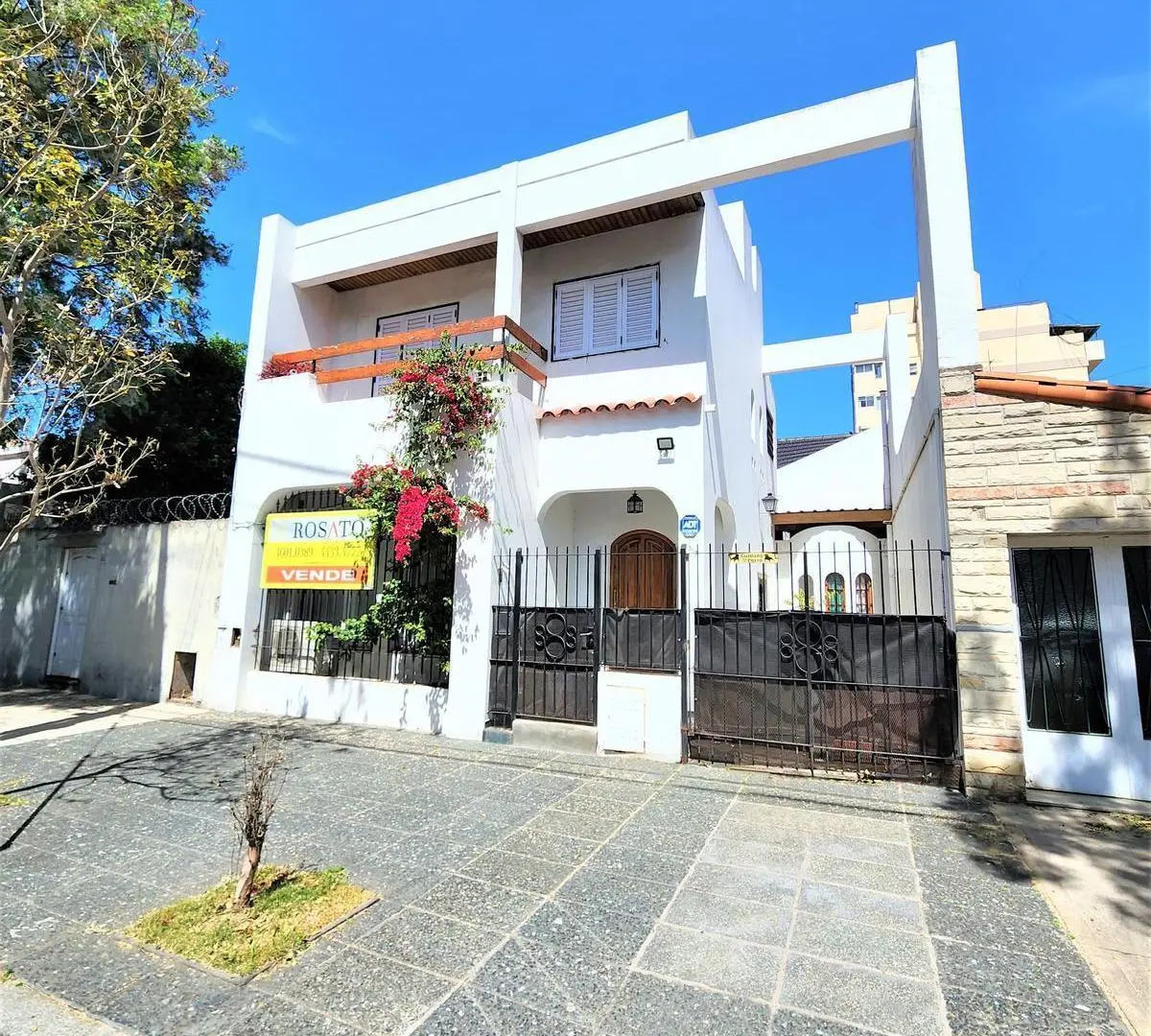 Venta casa 4 ambientes desarrollada en 2 plantas con escritorio, terraza y parrilla en Villa Lugano 1