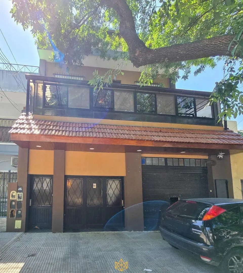 Venta de casa de 4 plantas ideal para tres familias – Parque Avellaneda 2