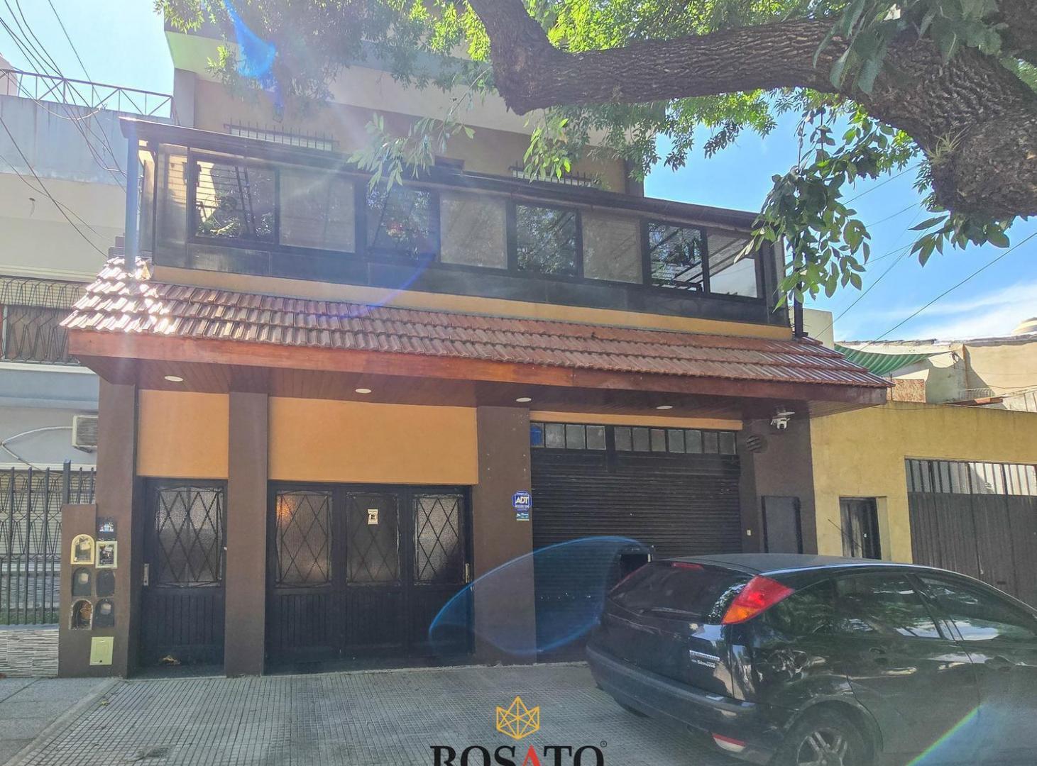 Venta de casa de 4 plantas ideal para tres familias – Parque Avellaneda
