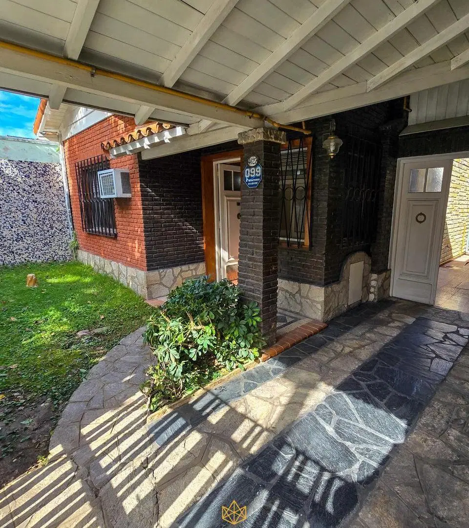 Venta casa 4 ambientes con garaje, patio y parrilla en Villa Lugano 2