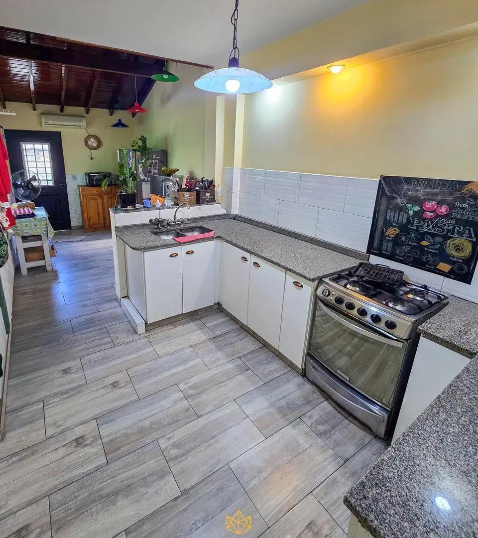 Venta casa de 5 ambientes con garaje y jardín en Villa Lugano 4