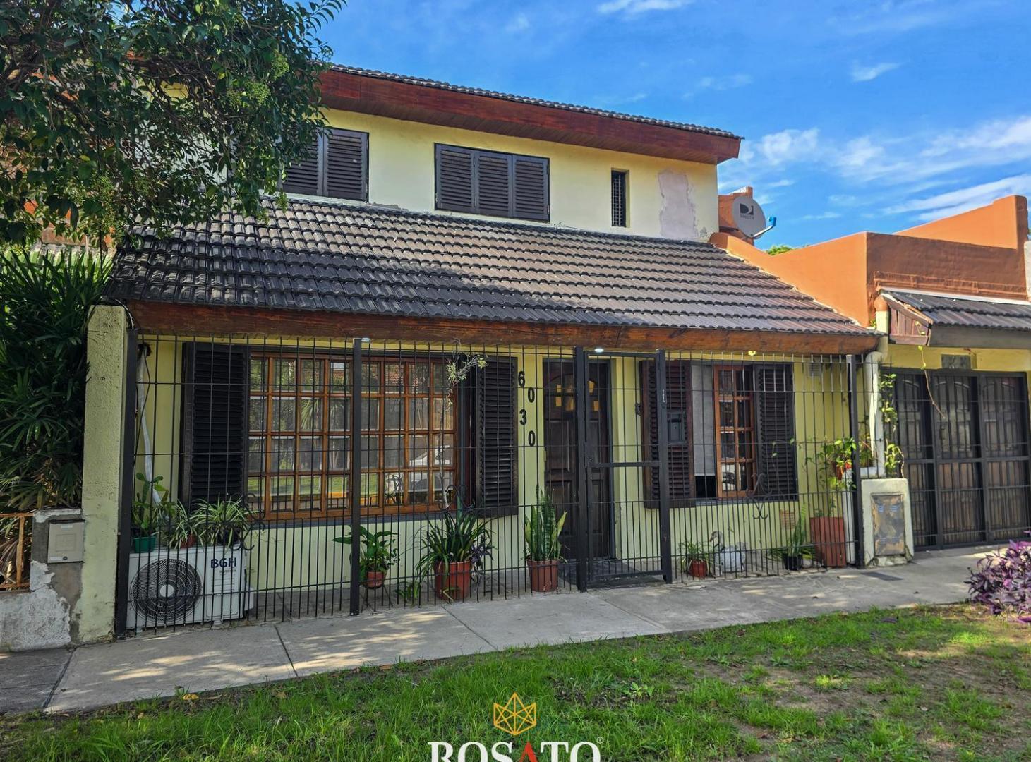 Venta casa de 5 ambientes con garaje y jardín en Villa Lugano
