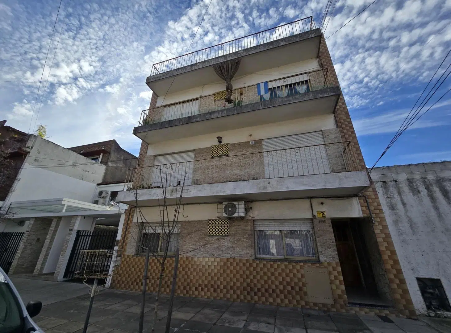 Alquiler departamento 3 ambientes con balcón corrido al frente en Villa Lugano 4