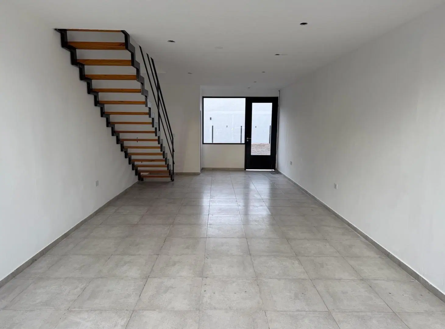 Alquiler local en el pulmón de City Bell 85m2 5