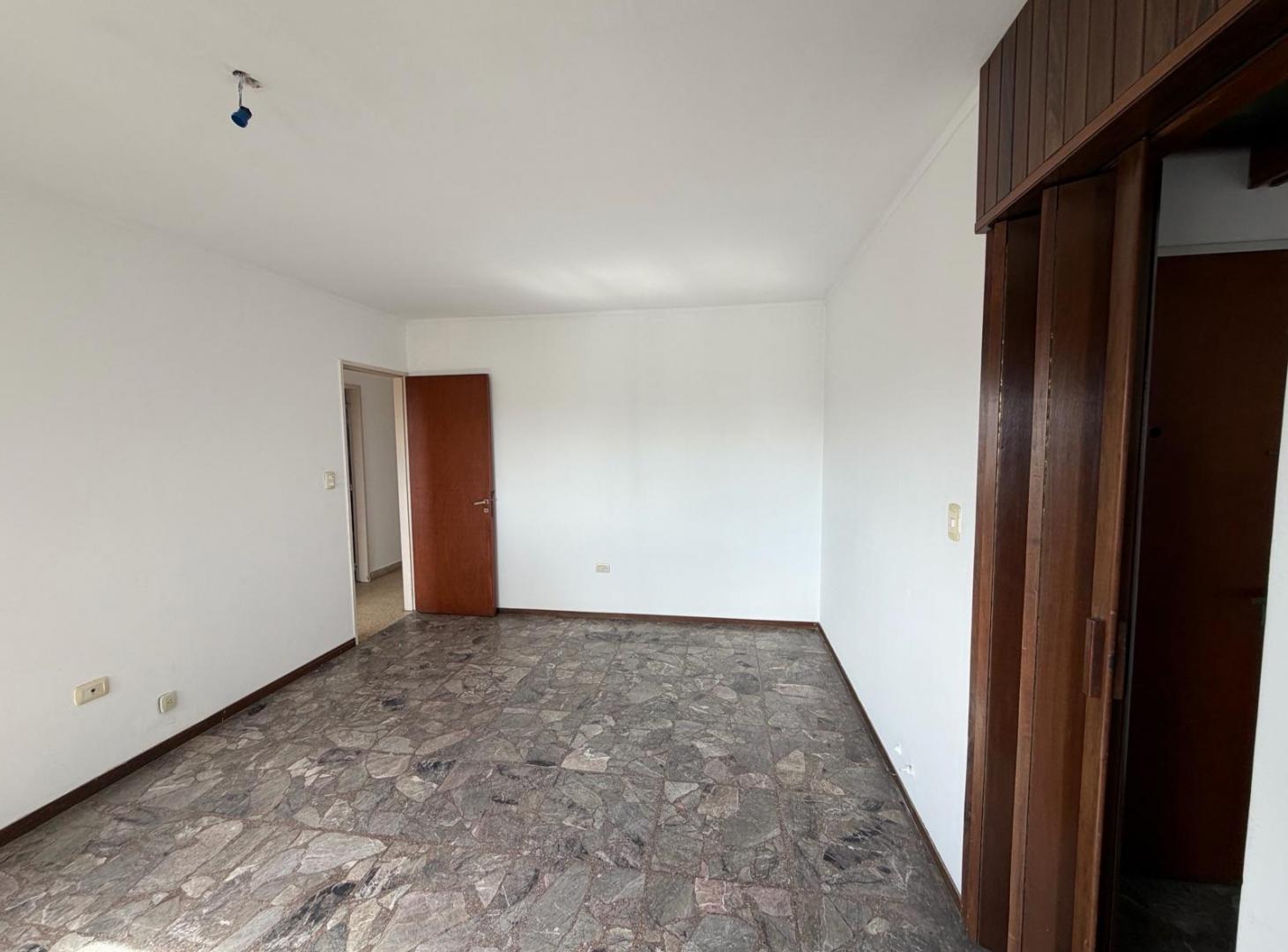 Foto de Departamento de 5 dormitorios en calle 11 entre 56 y diag. 74, imagen 3