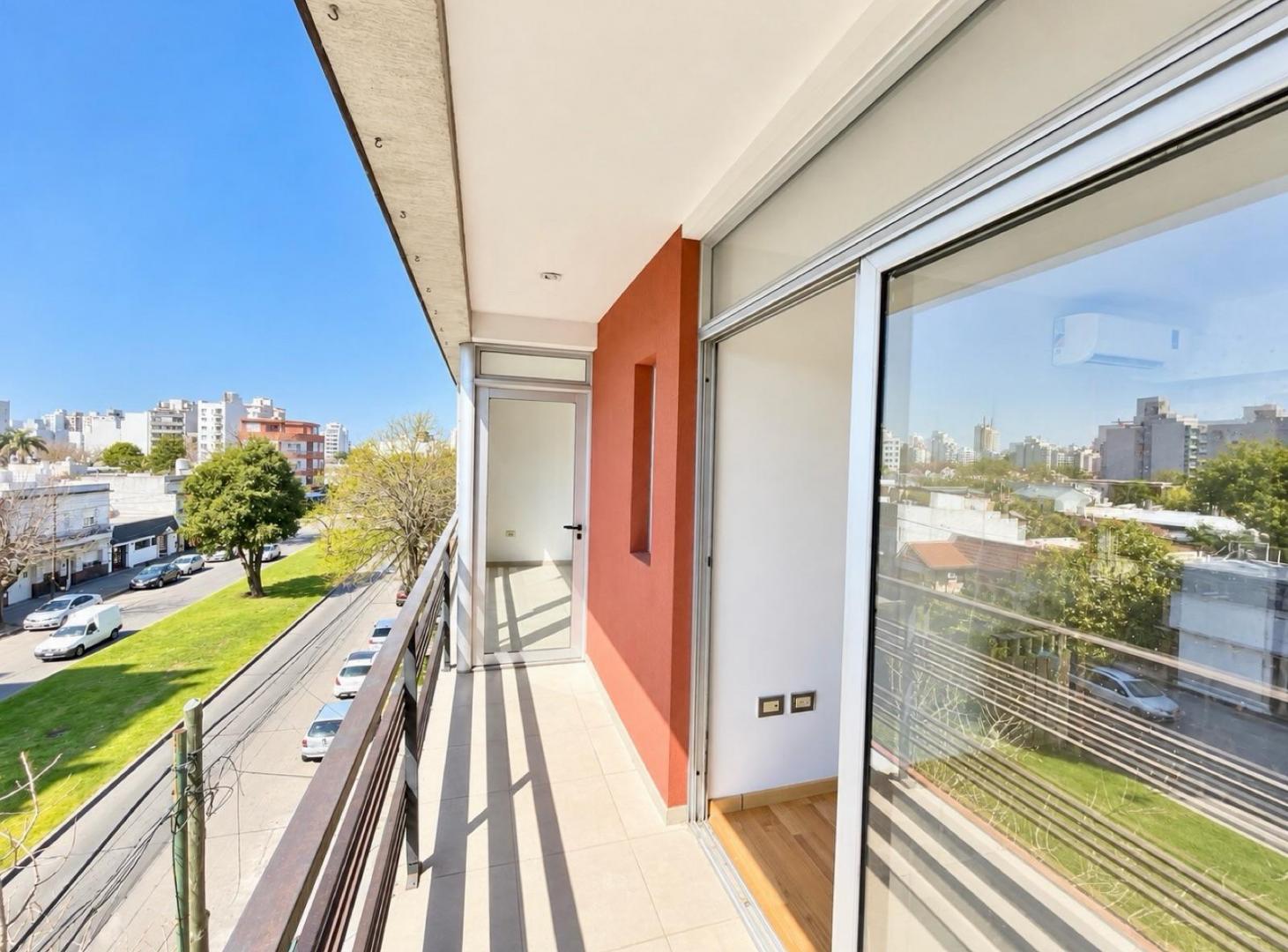 Foto de Departamento 2 Dormitorios con Cochera y Balcon al Frente en Venta en, imagen 3