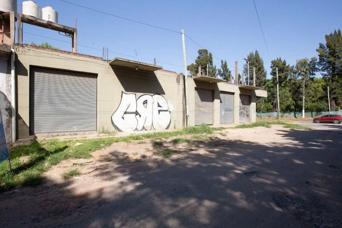 VENTA LOCAL COMERCIAL + GALPÓN, ZONA PONTEVEDRA 4