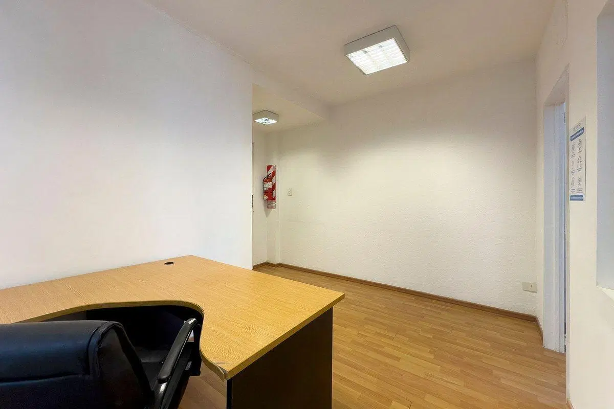 Excelente Oficina en Balvanera 5