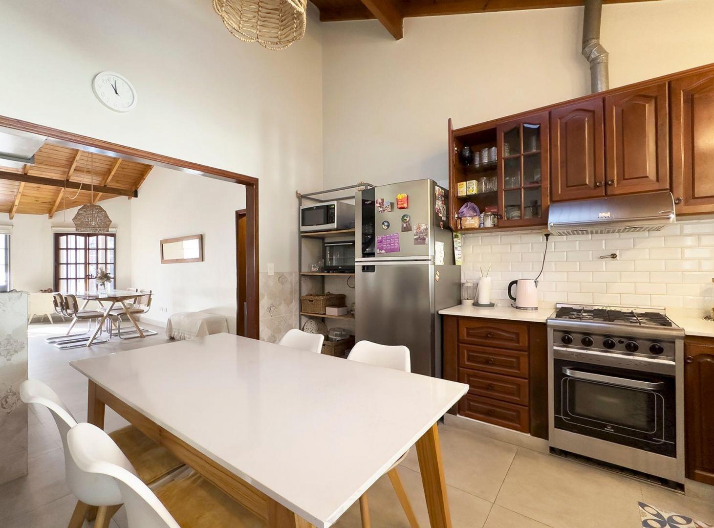 Foto de VENTA CASA 4 AMBIENTES C/PILETA,ZONA EL PALOMAR, imagen 4