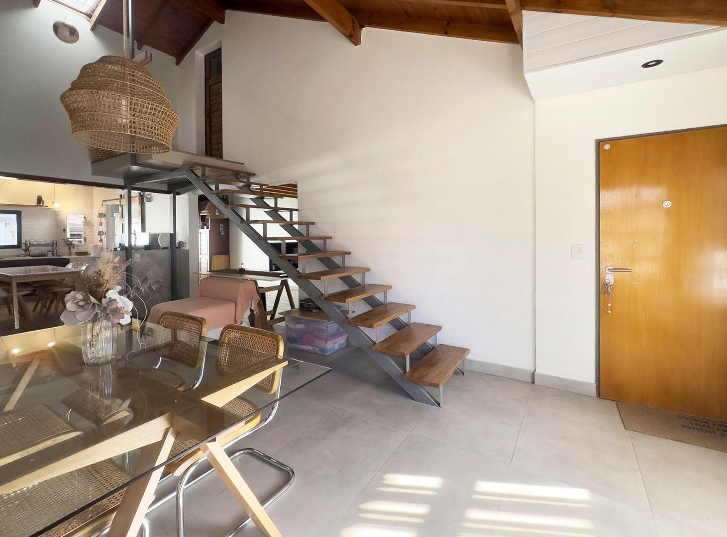 Foto de VENTA CASA 4 AMBIENTES C/PILETA,ZONA EL PALOMAR, imagen 2