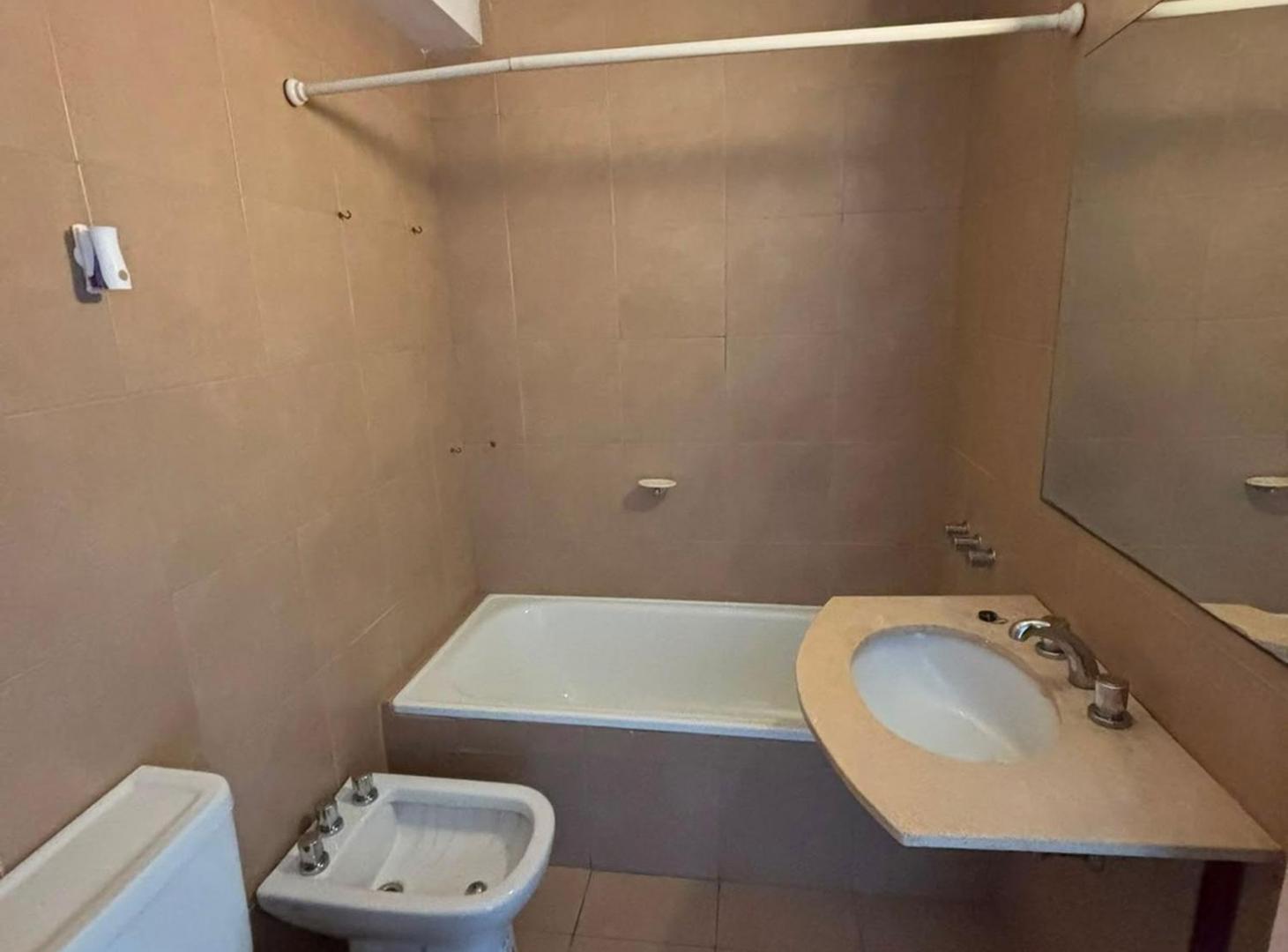Foto de VENTA - MONOAMBIENTE AMPLIO C/BALCON - ALMAGRO, imagen 4