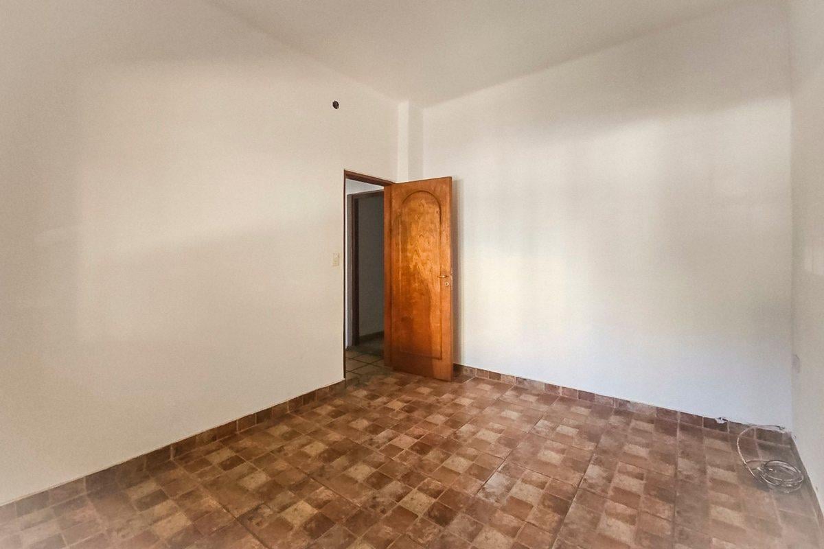 Foto de VENTA-CASA 5 AMB CON PATIO/TERRAZA-VERSALLES-185m², imagen 2