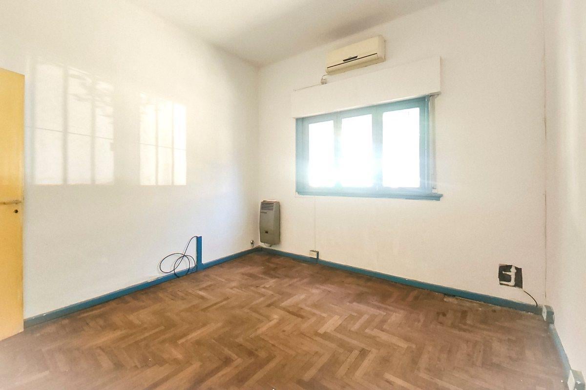Foto de VENTA-CASA 5 AMB CON PATIO/TERRAZA-VERSALLES-185m², imagen 4