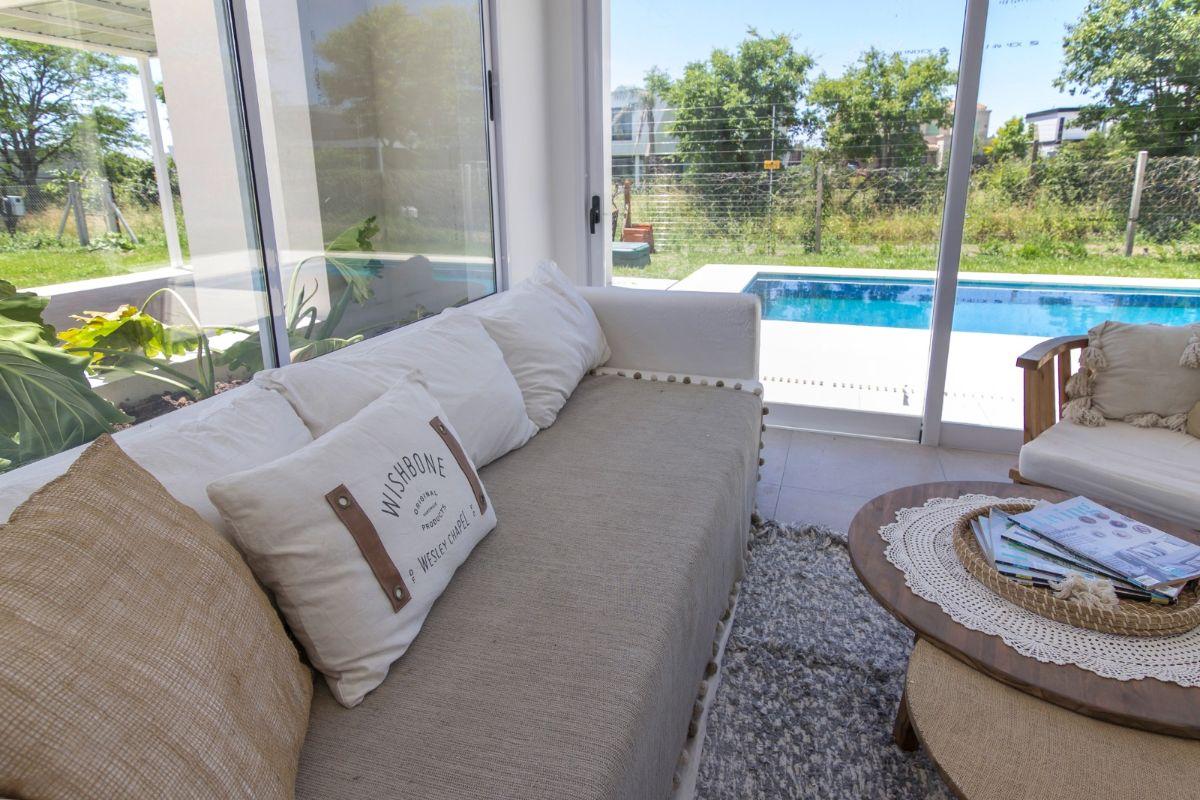 Foto de Casa de diseño moderno con doble altura y pileta en San Juan Chico, imagen 4