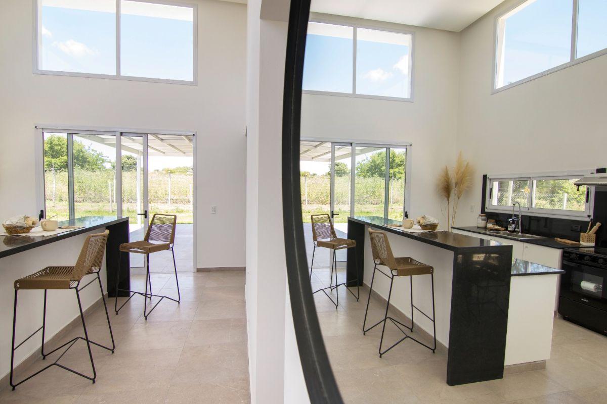Foto de Casa de diseño moderno con doble altura y pileta en San Juan Chico, imagen 5