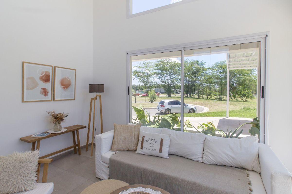 Foto de Casa de diseño moderno con doble altura y pileta en San Juan Chico, imagen 2