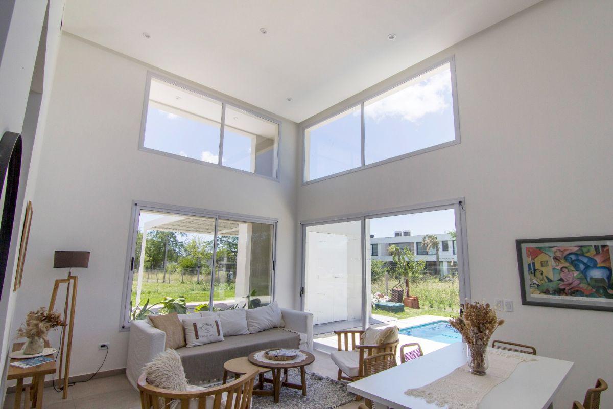 Casa de Diseño Moderno con Doble Altura y Pileta en San Juan Chico, Hudson