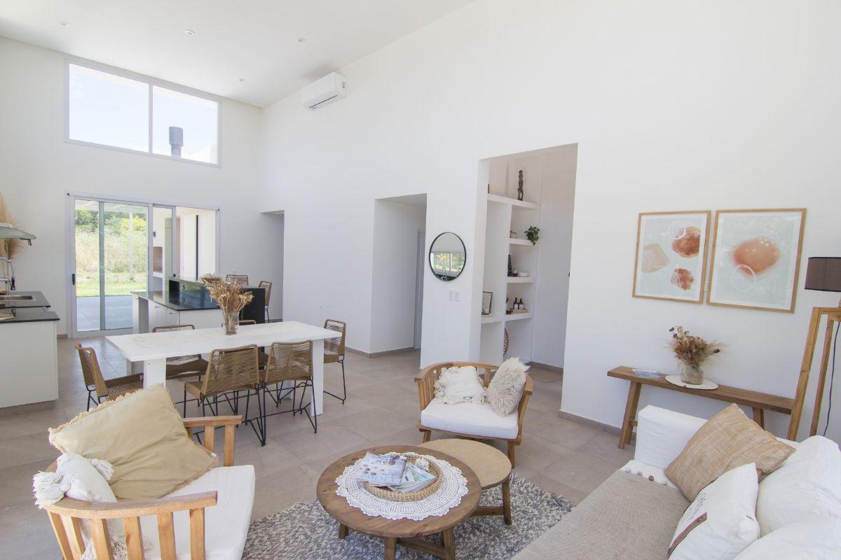Foto de Casa de Diseño Moderno con Doble Altura y Pileta en San Juan Chico, imagen 3