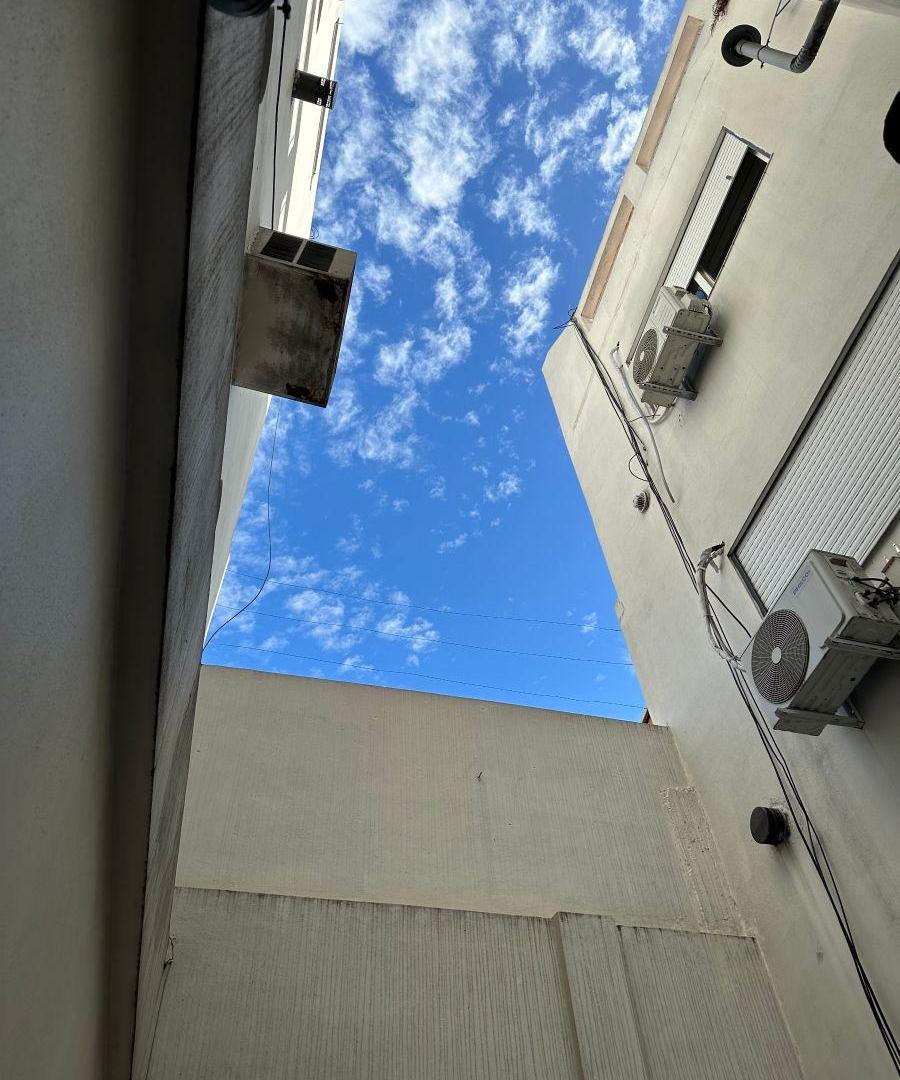 Foto de ALQUILER APTO PROFESIONAL - monoambiente con patio, imagen 2