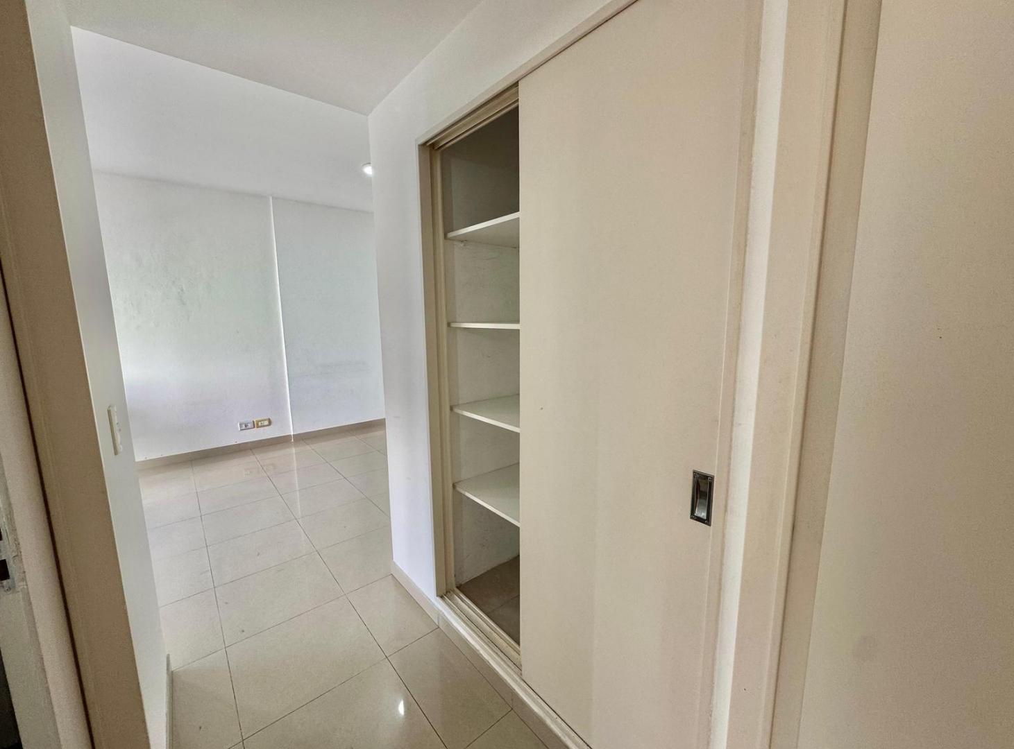 Foto de Alquiler | OFICINA 2 Ambientes con Amplio Balcón | Monte Castro, imagen 2