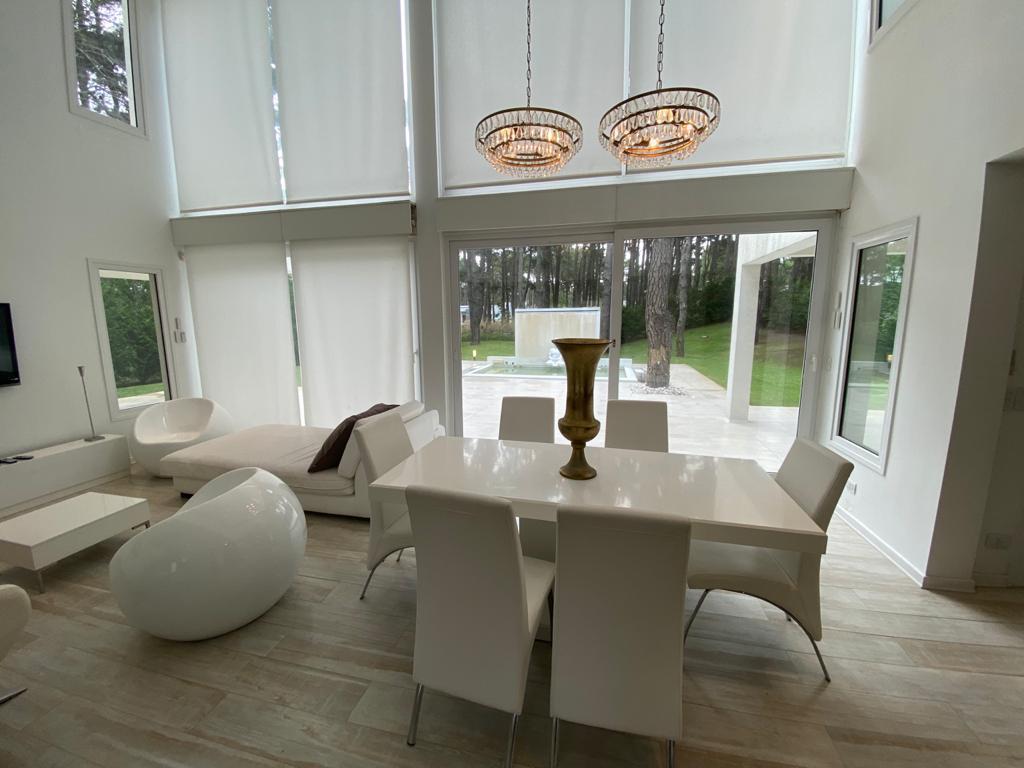 Foto de CASA EN VENTA PINAMAR, En el bosque, 5 ambientes, Diseño exclusivo, imagen 2