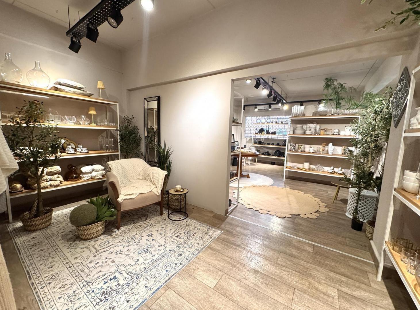 Foto de ALQUILER OFICINA- DEPOSITO COMERCIAL DE TRES PLANTAS | VILLA ORTUZAR |, imagen 2