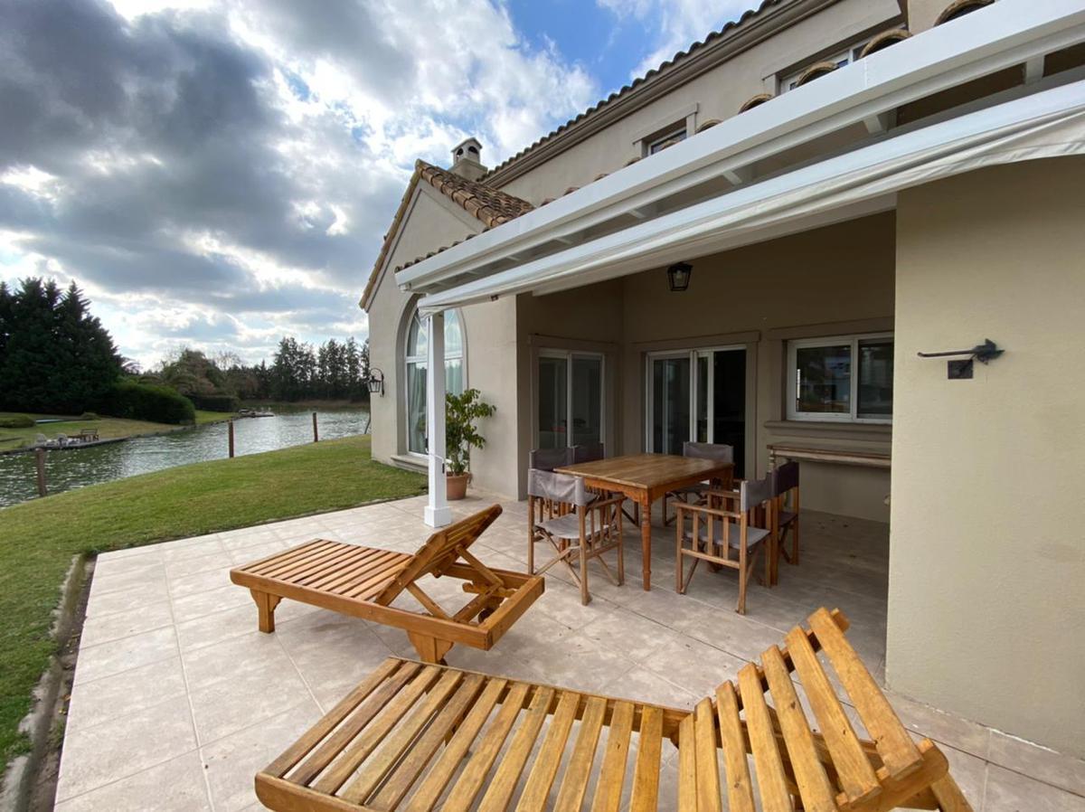 Foto de CASA EN VENTA o ALQUILER, sobre el LAGO - 800m2 de terreno, pileta, imagen 3