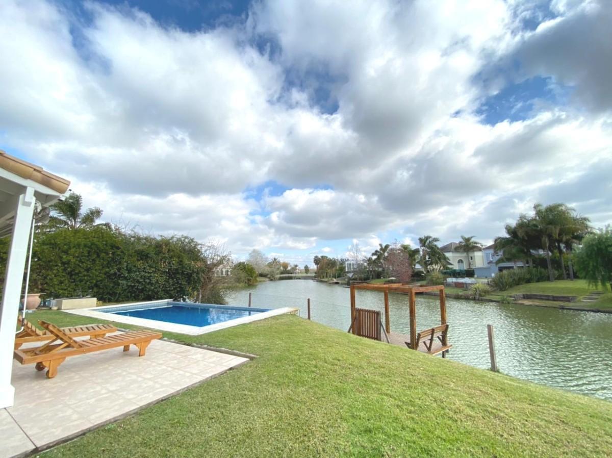 Foto de CASA EN VENTA o ALQUILER, sobre el LAGO - 800m2 de terreno, pileta, imagen 1