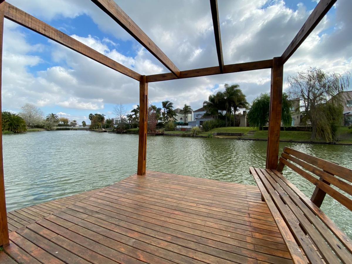 Foto de CASA EN VENTA o ALQUILER, sobre el LAGO - 800m2 de terreno, pileta, imagen 2