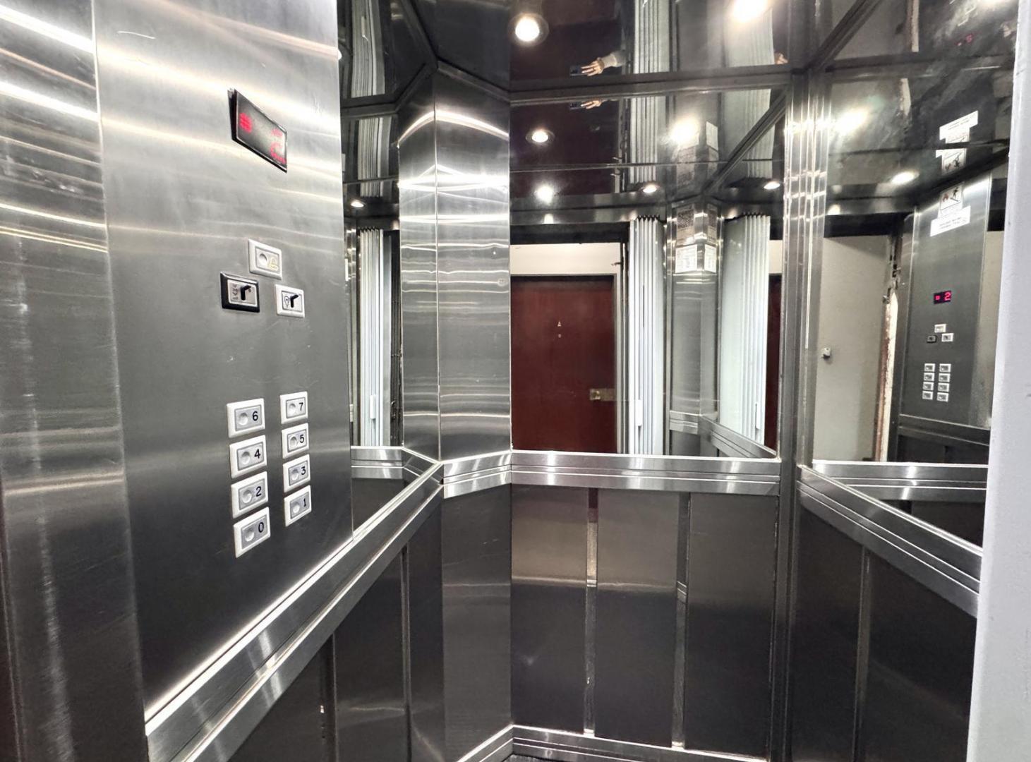 Foto de EN VENTA Departamento 2 ambientes con balcon al frente corrido en, imagen 1