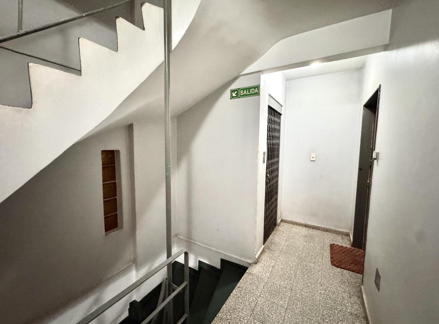 Foto de EN VENTA Departamento 2 ambientes con balcon al frente corrido en, imagen 5