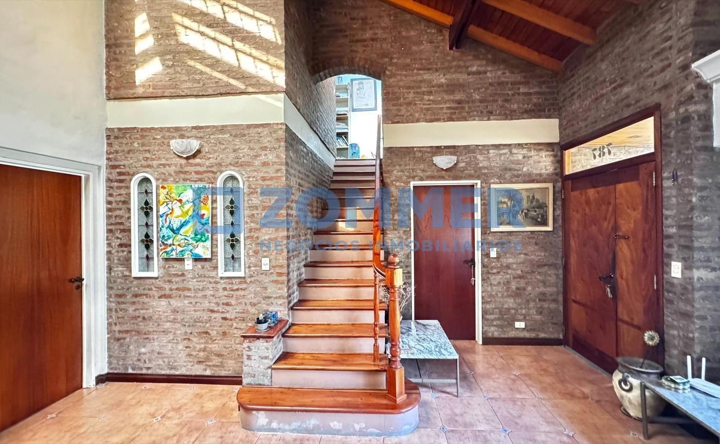 Foto de CASA EN VENTA EN VICENTE LÓPEZ - 3 DORMITORIOS, JARDIN, PILETA Y COCHERA, imagen 1