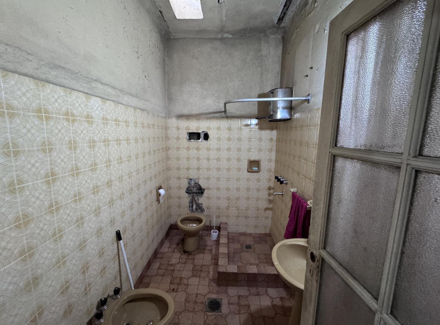 Foto de Casa en VENTA a reciclar | Lote propio CON Patio y Parrilla | Villa, imagen 5