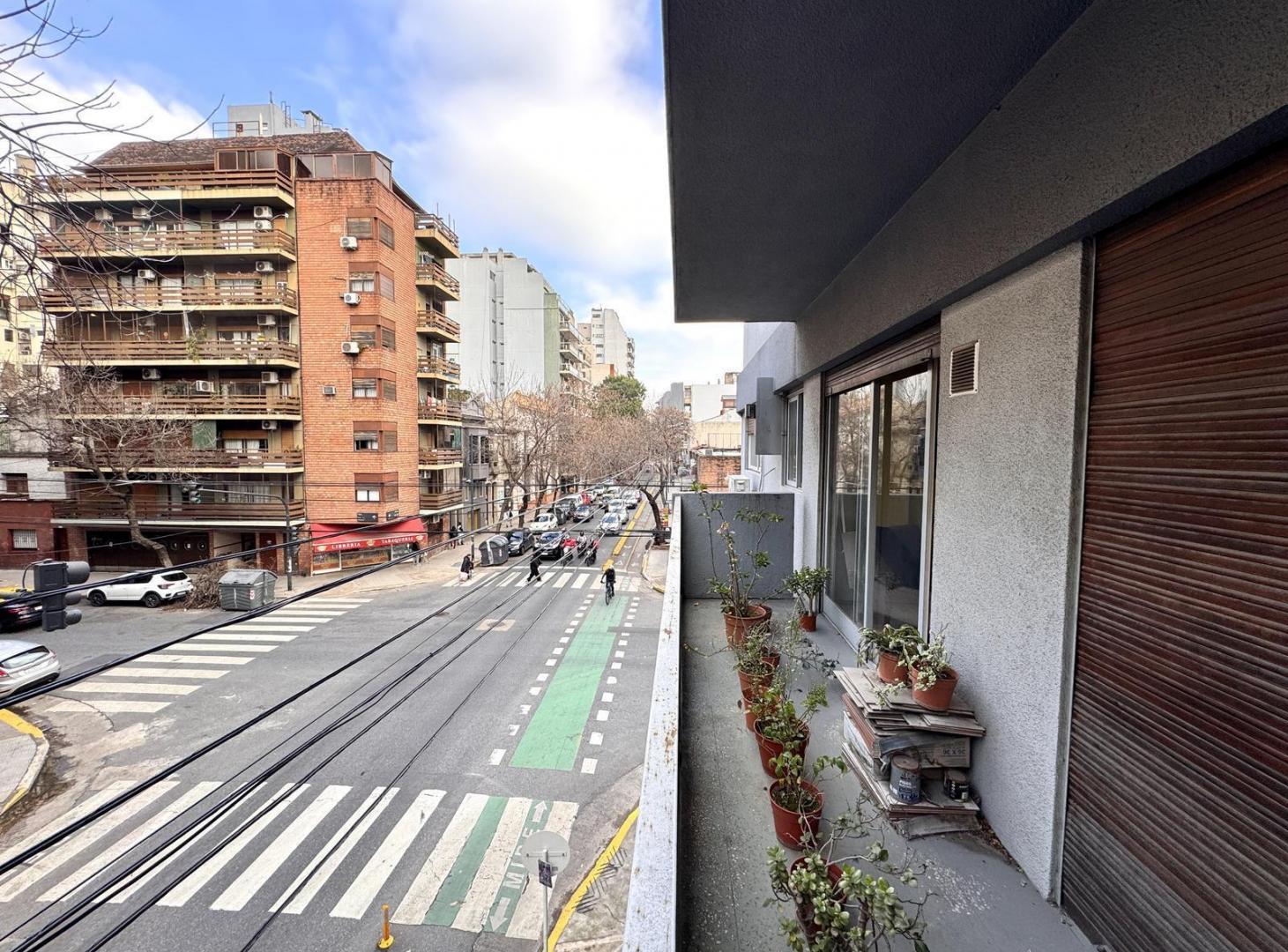 Foto de EN VENTA Departamento 2 ambientes con balcon al frente corrido en Villa, imagen 2