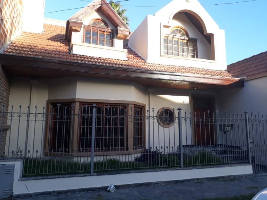 Casa En Venta En Quilmes Oeste - Amplio Parque y cochera! OPORTUNIDAD