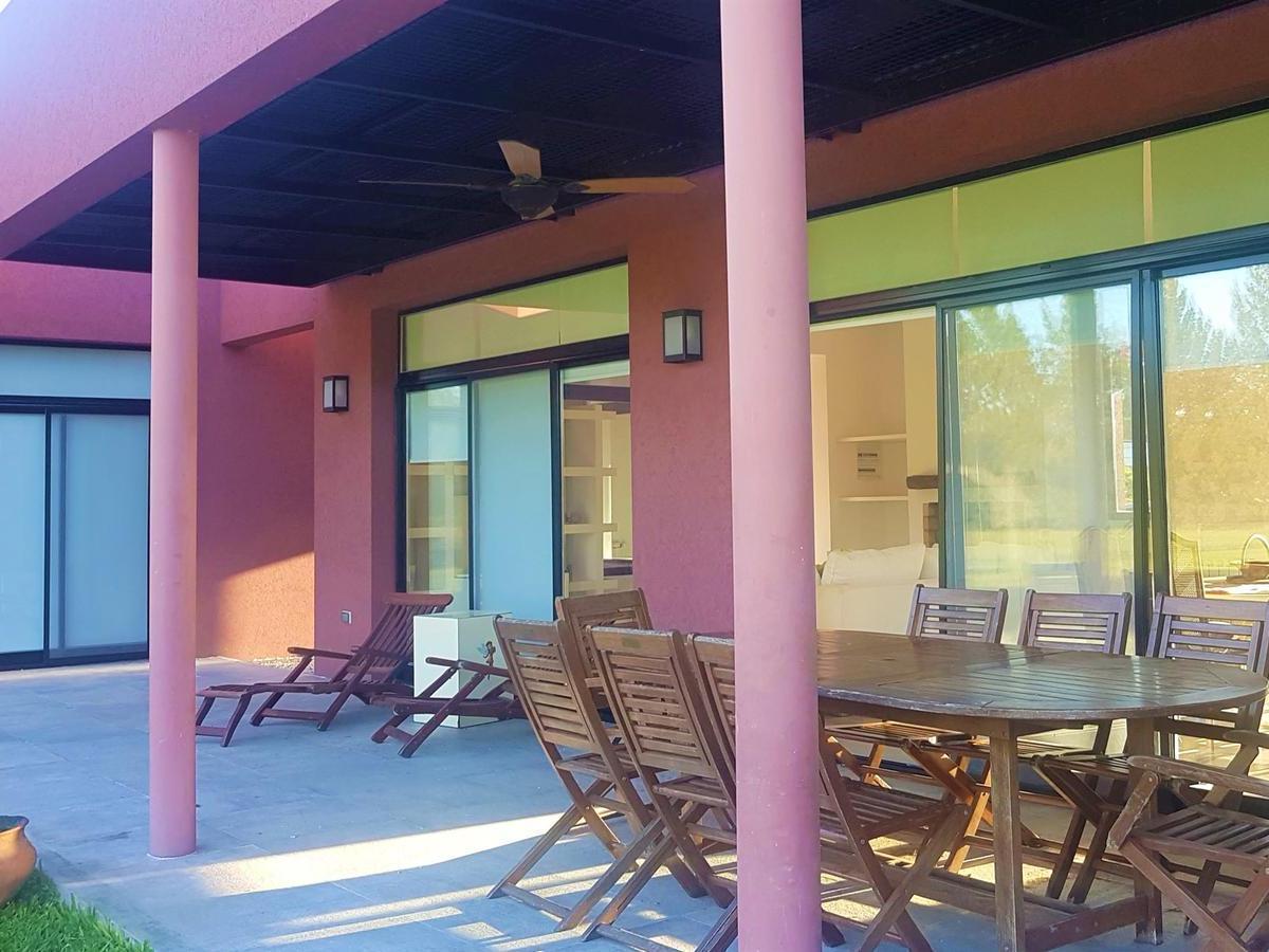 Venta Casa con Piscina Barrio Cerrado en Campos de Roca I 5
