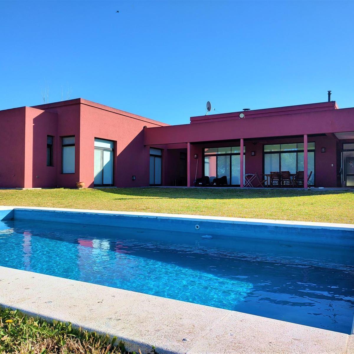Venta Casa con Piscina Barrio Cerrado en Campos de Roca I 2